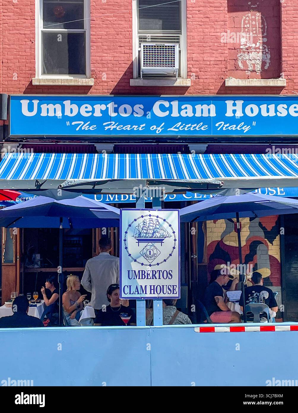 Umbertos Clam House, Mulberry Street, Little Italy, New York, 2025 - Immagine stock catturata con smartphone
