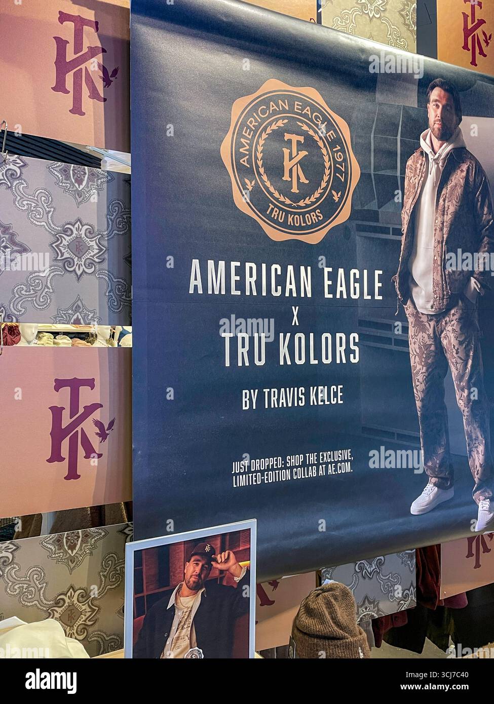 Travis Kelce è il portavoce di una nuova campagna per American Eagle, 2025, Stati Uniti - Immagine stock catturata con smartphone