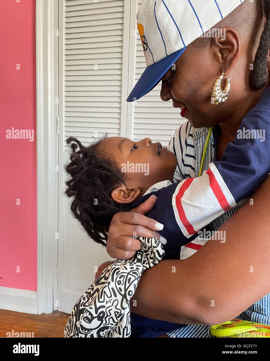 Primo piano di una madre e di un figlio di quattro anni, 2025, New York City, Stati Uniti Foto Stock