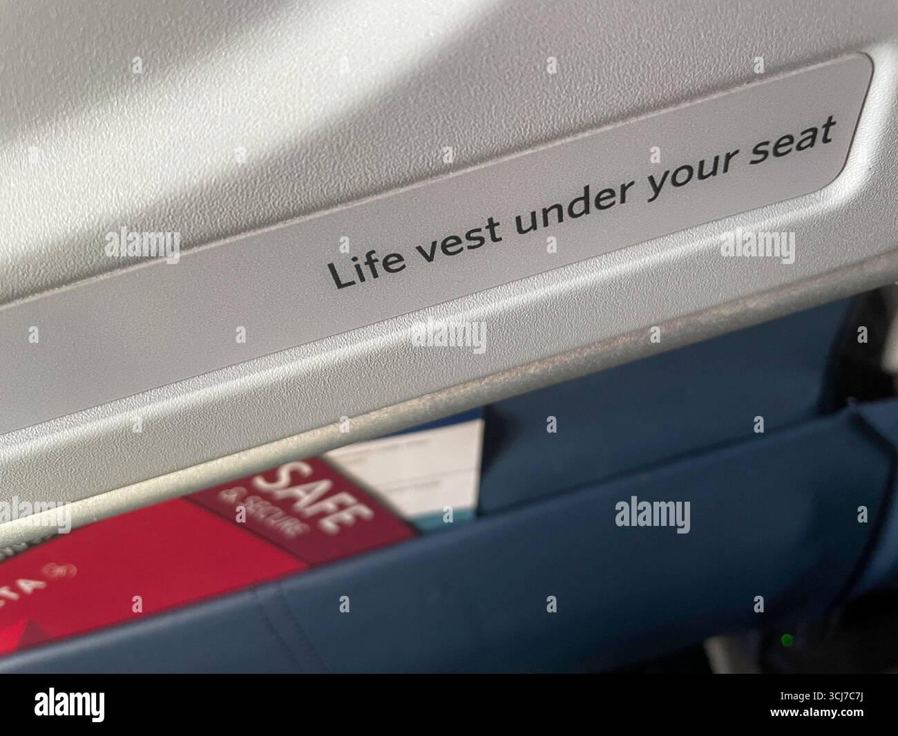 Ancora in corso di volo e informazioni sulla sicurezza nella tasca dello schienale di un aereo Delta Air Lines, 2025, Stati Uniti - Immagine stock catturata con smartphone