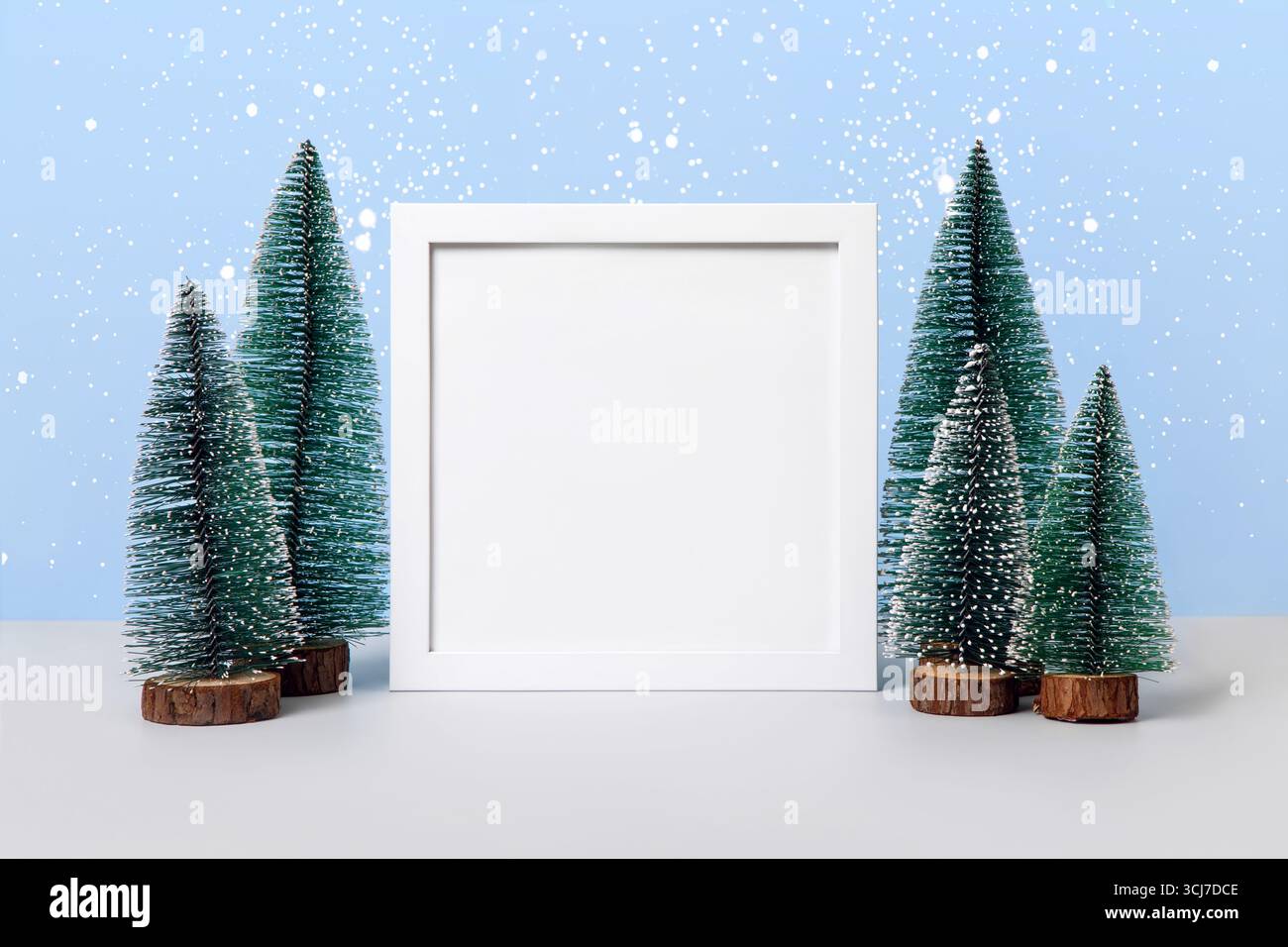 Sfondo natalizio con alberi di Natale e cornice bianca per testo, saluti, promozioni e sconti. Biglietto di Natale e Capodanno. Foto Stock