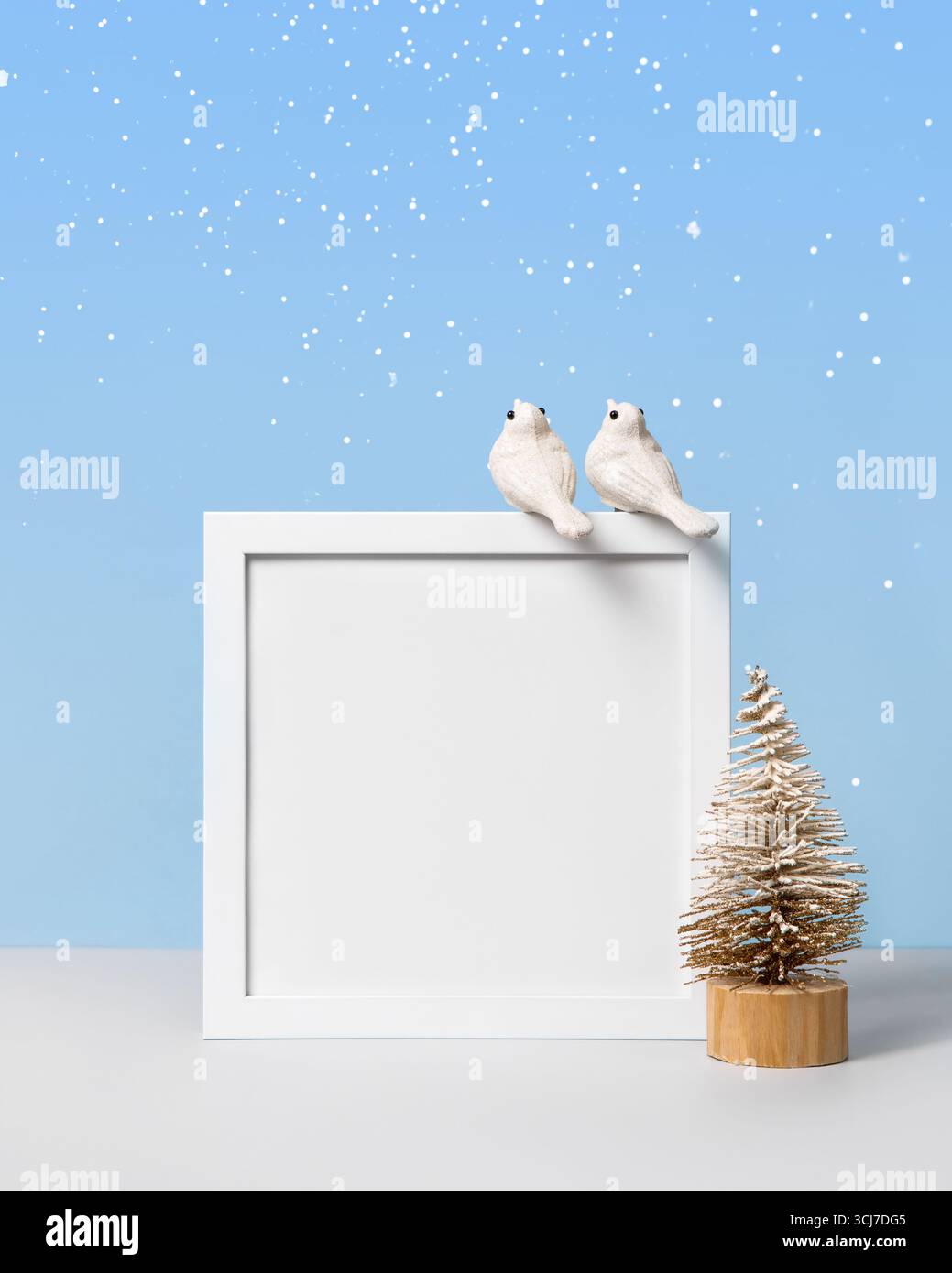 Sfondo natalizio con albero di Natale, uccelli bianchi e cornice bianca per testo, saluti, promozioni e sconti. Biglietto di Natale e Capodanno. Foto Stock