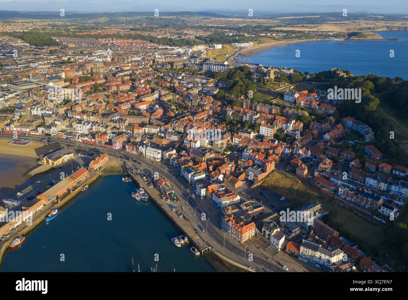 Veduta aerea mattutina della citta' di Scarborough con case dal tetto rosso, edifici storici e il Castello di Scarborough Foto Stock