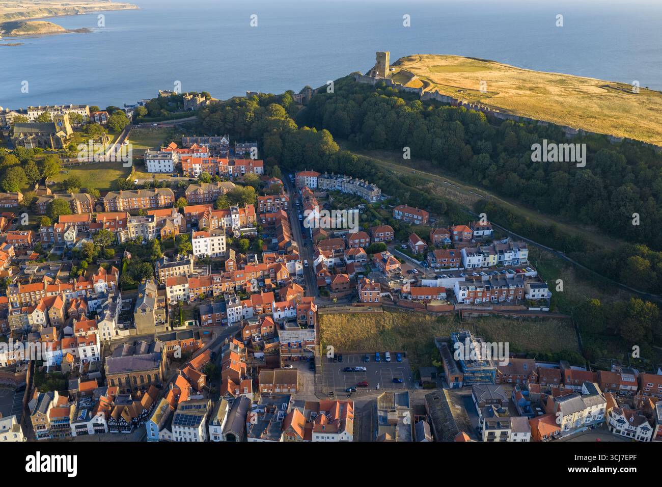Veduta aerea mattutina della citta' di Scarborough con case dal tetto rosso, edifici storici e il Castello di Scarborough Foto Stock