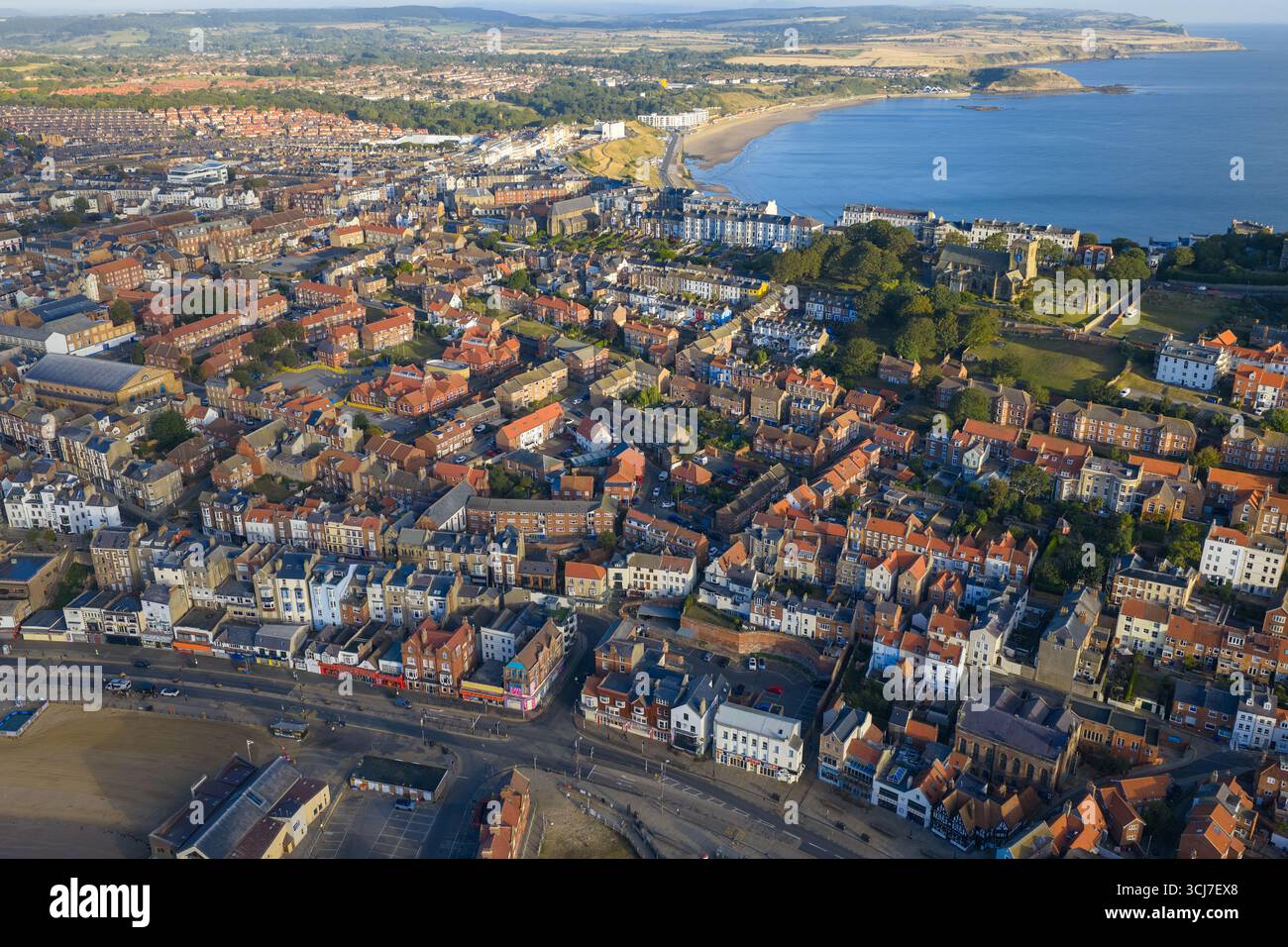 Veduta aerea mattutina della citta' di Scarborough con case dal tetto rosso, edifici storici e il Castello di Scarborough Foto Stock