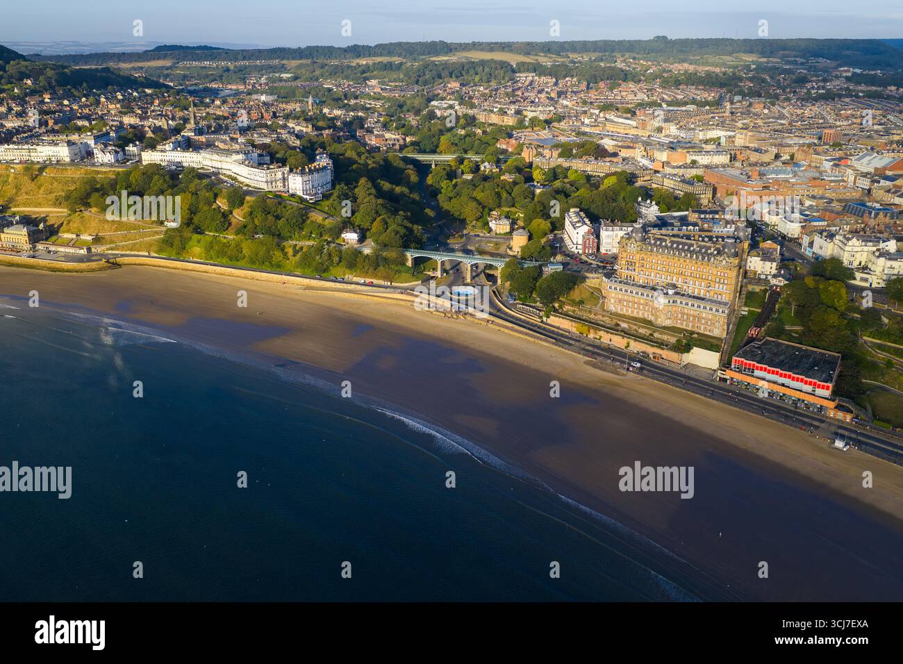 Immagine di Scarborough, con la storica architettura del lungomare, le aree verdi del parco e gli edifici del centro città Foto Stock
