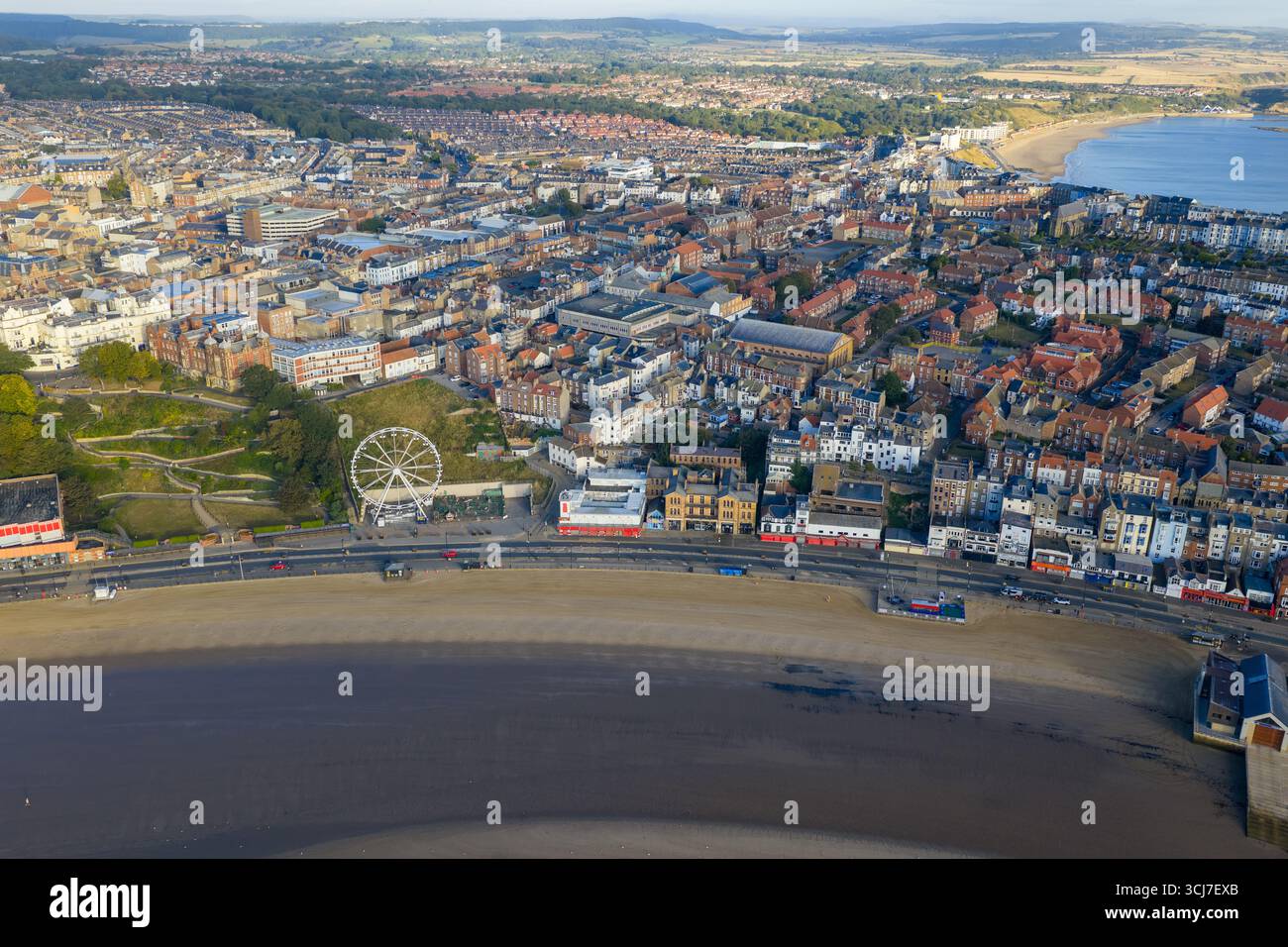 Veduta aerea mattutina della citta' di Scarborough con case dal tetto rosso, edifici storici e il Castello di Scarborough Foto Stock