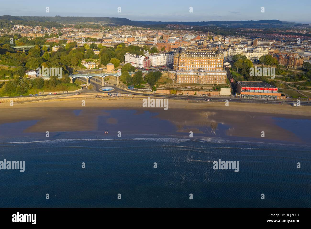 Immagine di Scarborough, con la storica architettura del lungomare, le aree verdi del parco e gli edifici del centro città Foto Stock