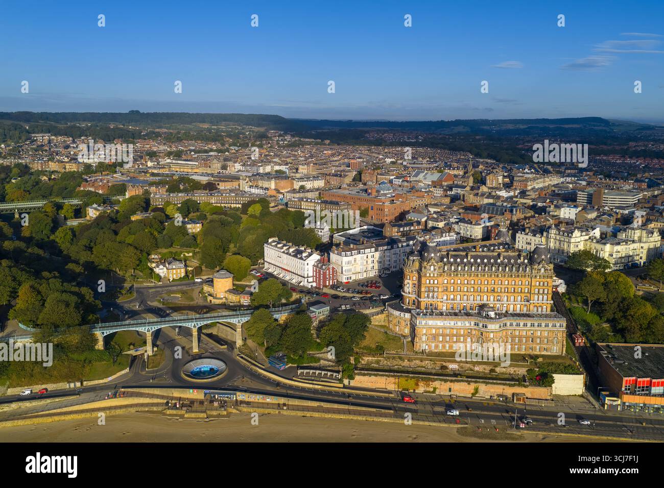 Immagine di Scarborough, con la storica architettura del lungomare, le aree verdi del parco e gli edifici del centro città Foto Stock
