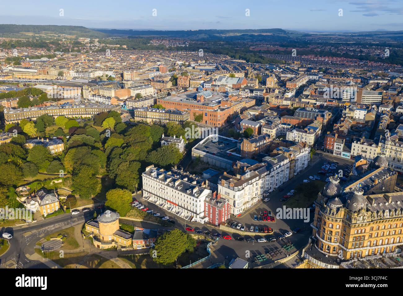 Vista aerea del centro di Scarborough al mattino, con edifici storici, parchi alberati e il paesaggio urbano circostante. Foto Stock