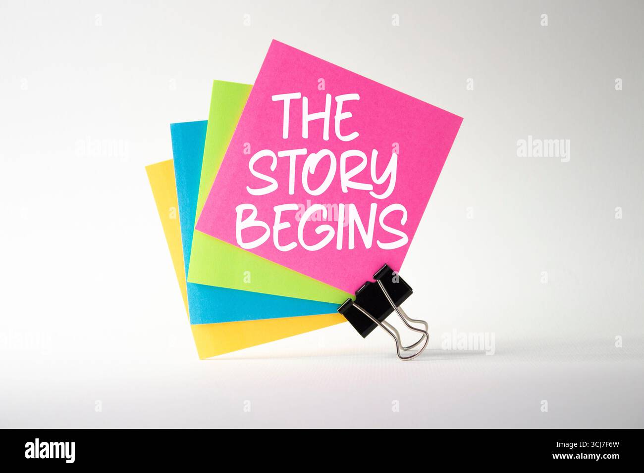 Il simbolo inizia la storia. Appunti adesivi con parole la storia inizia. Splendido sfondo bianco. Business and the Story inizia il concetto. Copia spazio. Foto Stock