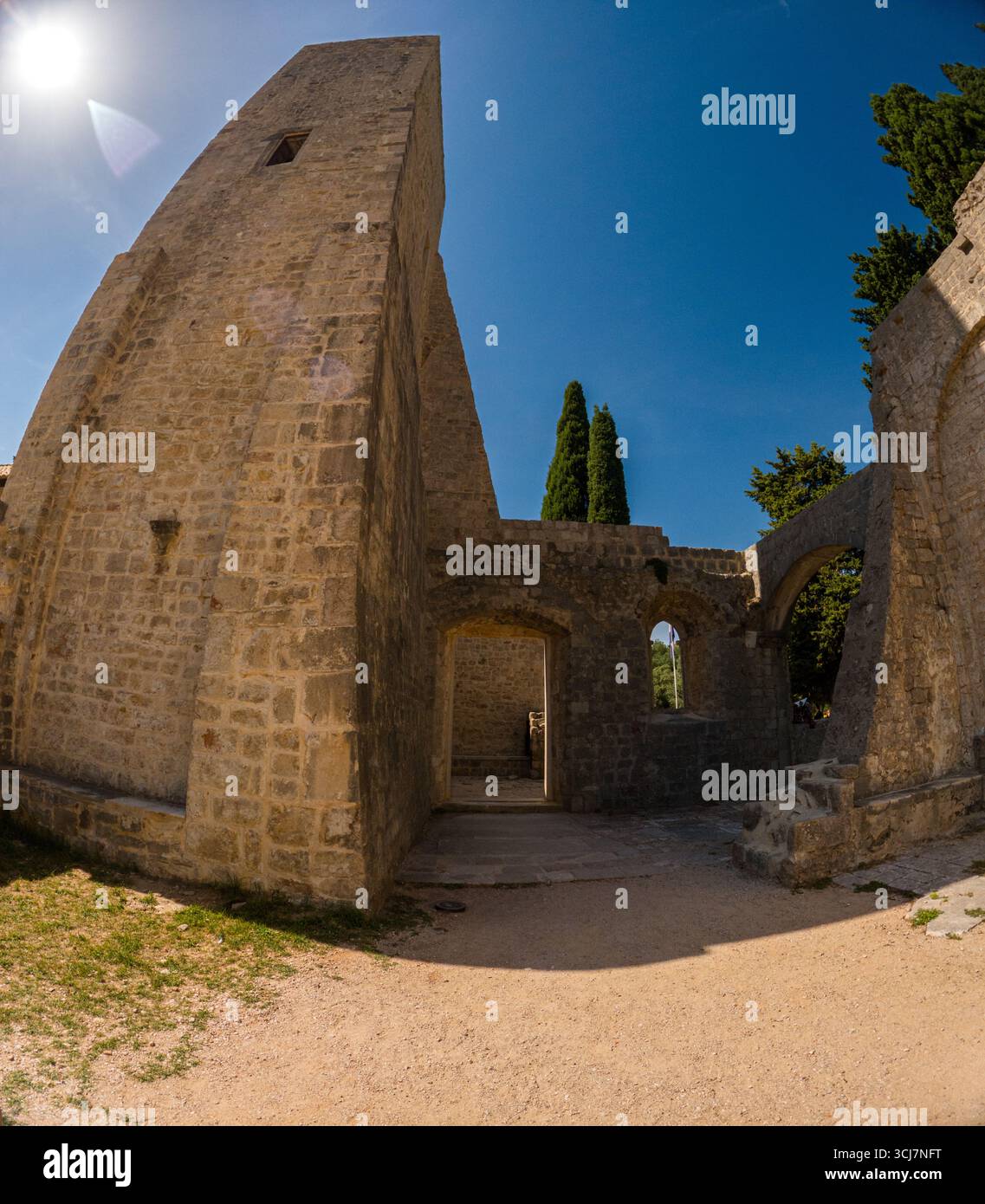 Isola di Lokrum, Dubrovnik, Croazia - 13 settembre 2023: Una vista a tutto campo delle antiche rovine del monastero benedettino, una popolare attrazione turistica Foto Stock