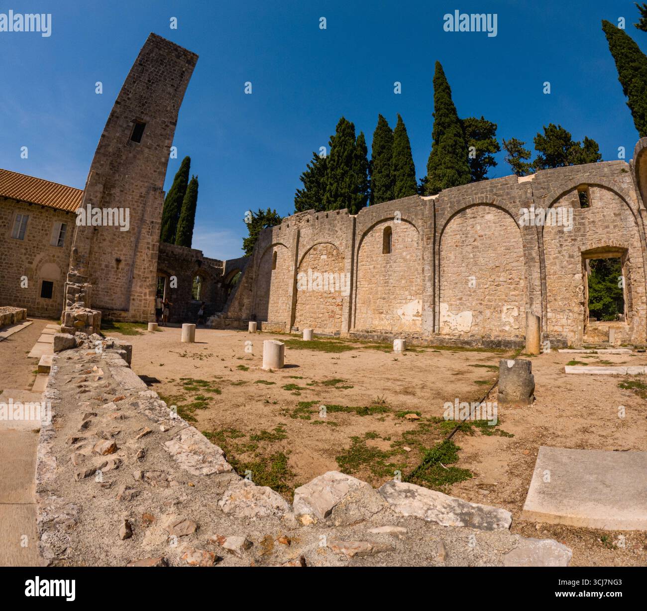 Isola di Lokrum, Dubrovnik, Croazia - 13 settembre 2023: Le rovine del monastero benedettino medievale, una popolare attrazione storica per i visitatori Foto Stock