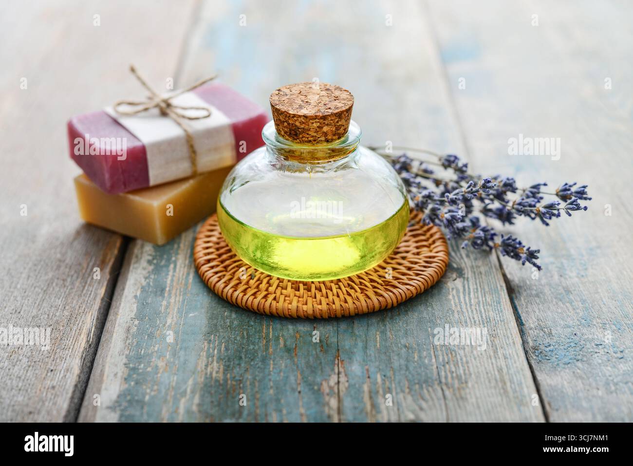 olio essenziale di lavanda in bottiglia di vetro con fiori di lavanda, cloceup. Concetto di medicina alternativa. Foto Stock