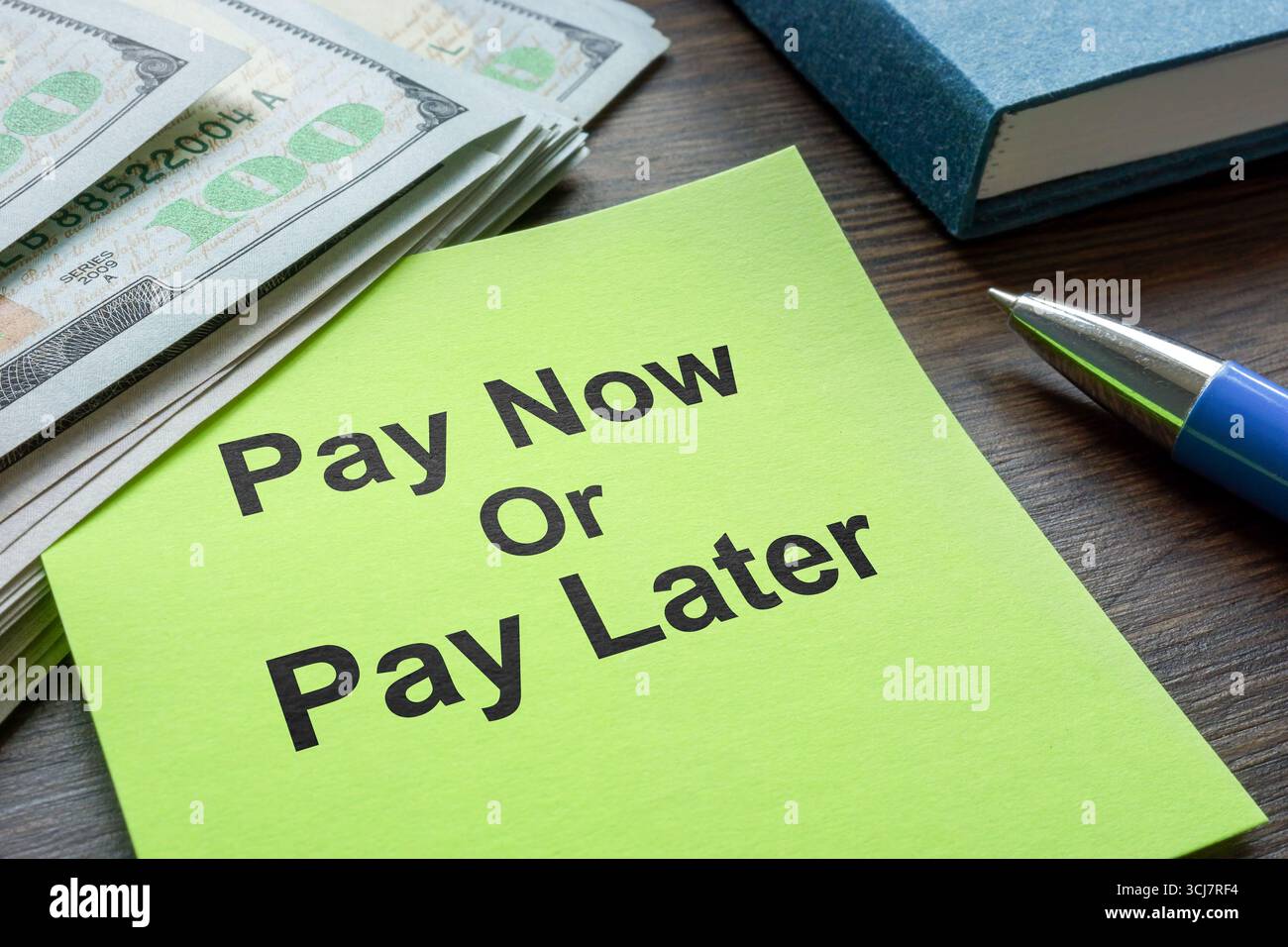 Paga ora o più tardi con i soldi. Decisione finanziaria e gestione del debito. Foto Stock