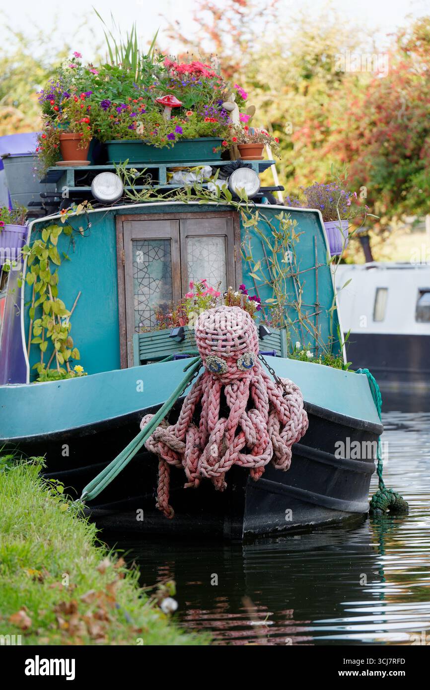 Narrowboat con fiori e corda a forma di polpo su un canale vicino a Tring nell'Hertfordshire, Inghilterra. 5 settembre 2025 Foto Stock