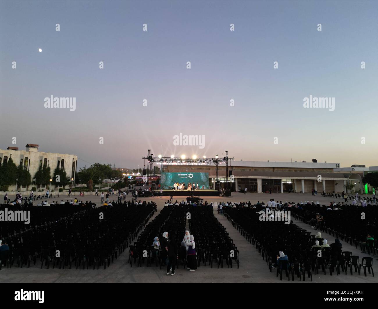 Veduta aerea della Fiera Internazionale di Damasco dopo la caduta di Assads con la partecipazione di 22 paesi Drone shot mostra la Fiera Internazionale di Damasco, la prima edizione tenutasi dopo la caduta di Bashar al-Assad, con la partecipazione di 22 paesi arabi e stranieri e più di 800 aziende in vari settori. Damasco Siria Copyright: XMohammadxBashirxAldaherx Foto Stock