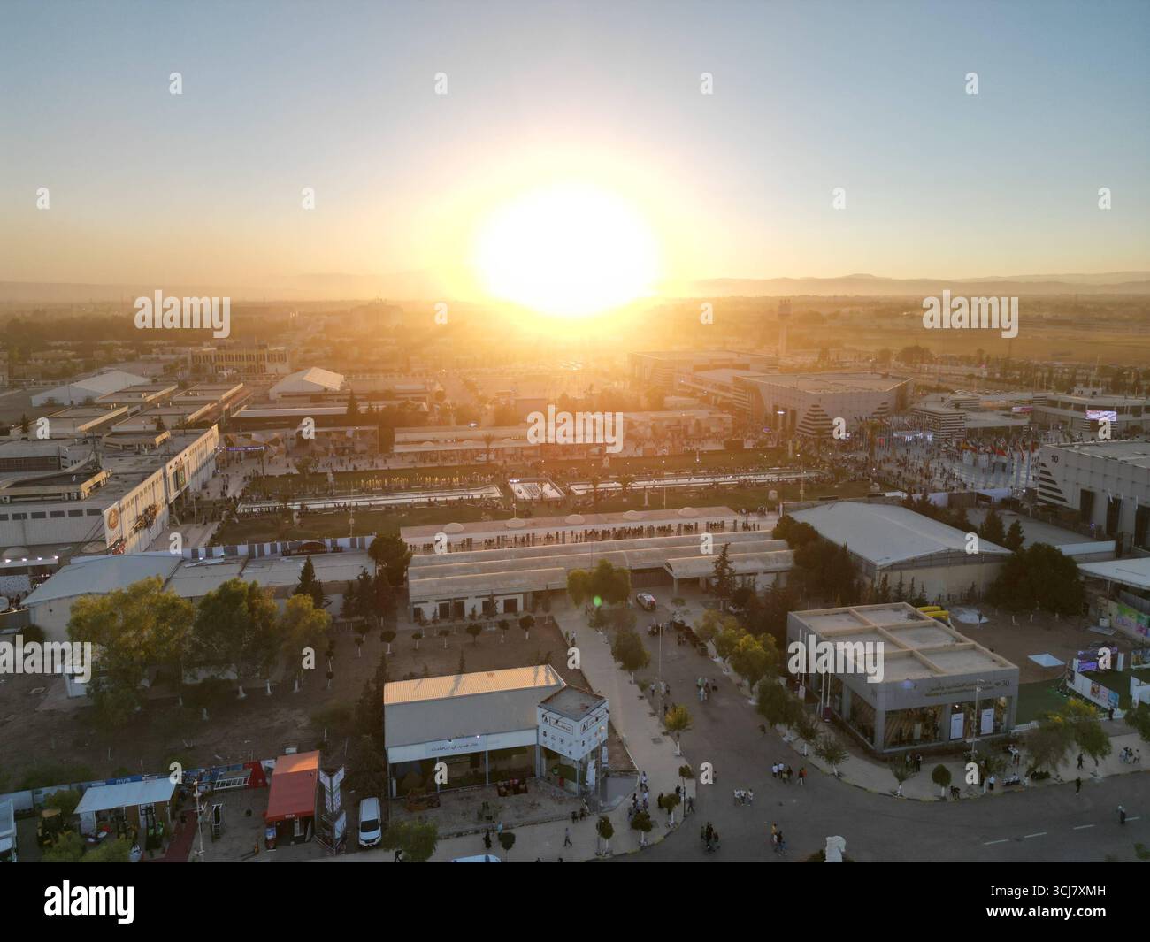 Veduta aerea della Fiera Internazionale di Damasco dopo la caduta di Assads con la partecipazione di 22 paesi Drone shot mostra la Fiera Internazionale di Damasco, la prima edizione tenutasi dopo la caduta di Bashar al-Assad, con la partecipazione di 22 paesi arabi e stranieri e più di 800 aziende in vari settori. Damasco Siria Copyright: XMohammadxBashirxAldaherx Foto Stock