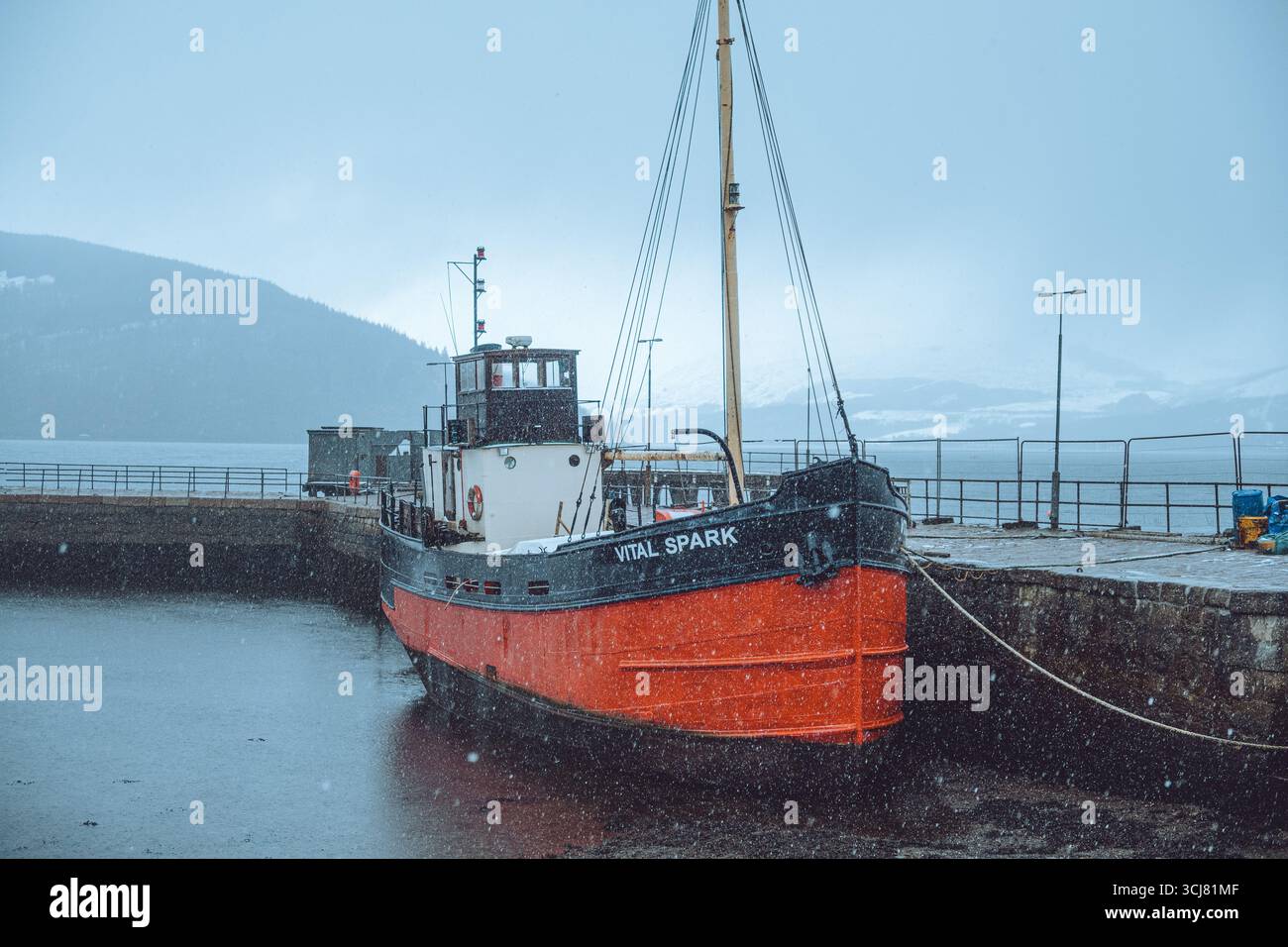 Una giornata innevata per il famoso Vital Spark Clyde Puffer Foto Stock
