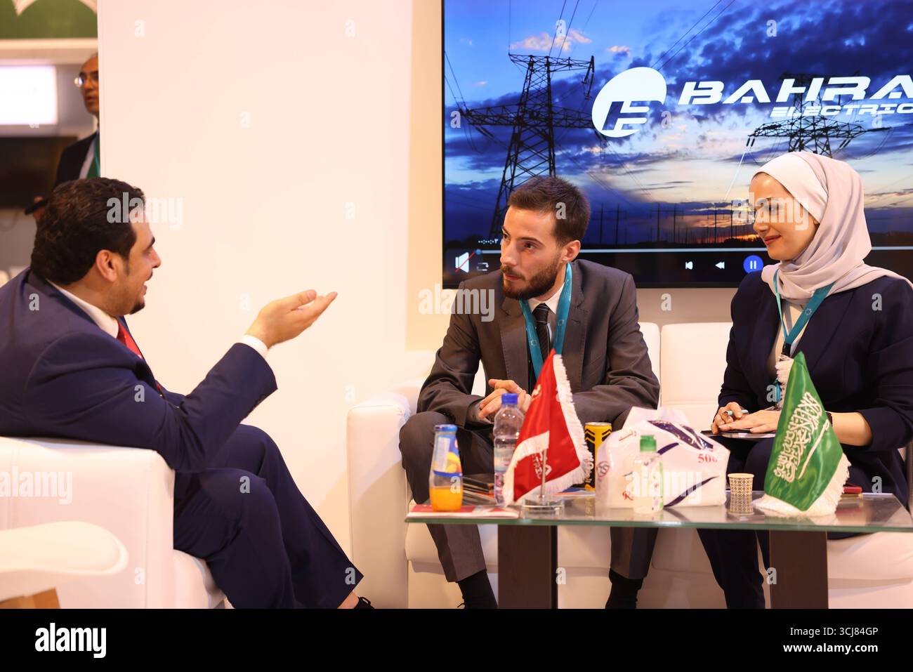 Le aziende saudite partecipano alla Fiera Internazionale di Damasco a sostegno dell'economia Syrias post-Assad le aziende saudite espongono prodotti e investimenti all'interno del padiglione saudita alla Fiera Internazionale di Damasco, la prima edizione dopo la caduta di Bashar al-Assad, sottolineando il sostegno di Riyad alla ripresa economica siriana. Damasco Siria Copyright: XMohammadxBashirxAldaherx Foto Stock