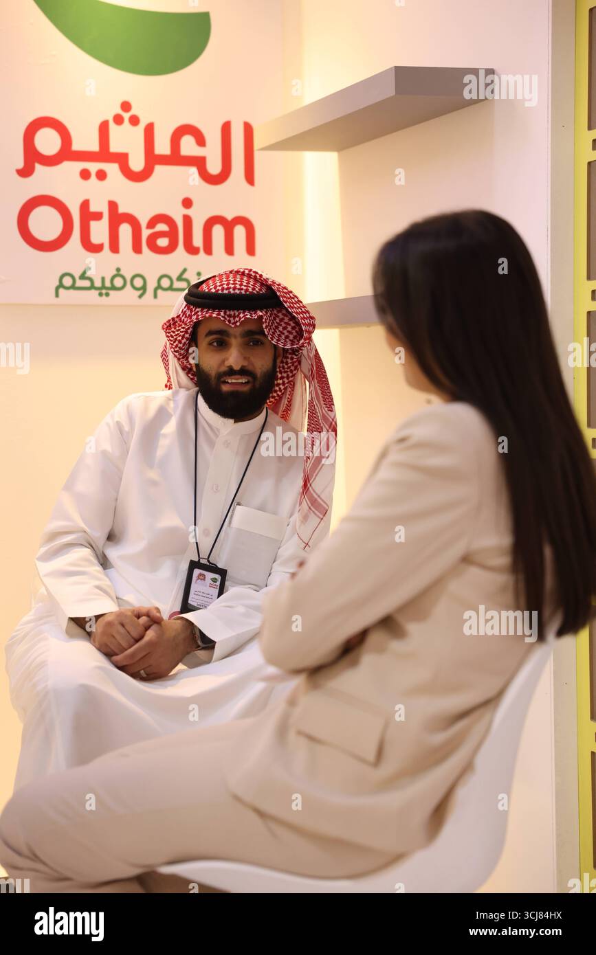 Le aziende saudite partecipano alla Fiera Internazionale di Damasco a sostegno dell'economia Syrias post-Assad le aziende saudite espongono prodotti e investimenti all'interno del padiglione saudita alla Fiera Internazionale di Damasco, la prima edizione dopo la caduta di Bashar al-Assad, sottolineando il sostegno di Riyad alla ripresa economica siriana. Damasco Siria Copyright: XMohammadxBashirxAldaherx Foto Stock