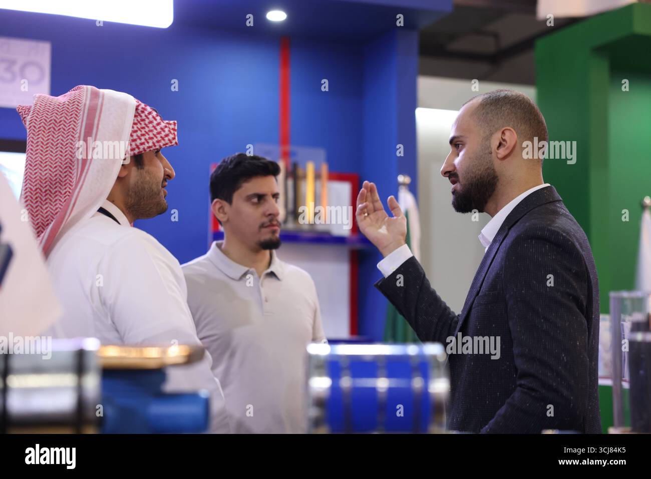 Le aziende saudite partecipano alla Fiera Internazionale di Damasco a sostegno dell'economia Syrias post-Assad le aziende saudite espongono prodotti e investimenti all'interno del padiglione saudita alla Fiera Internazionale di Damasco, la prima edizione dopo la caduta di Bashar al-Assad, sottolineando il sostegno di Riyad alla ripresa economica siriana. Damasco Siria Copyright: XMohammadxBashirxAldaherx Foto Stock
