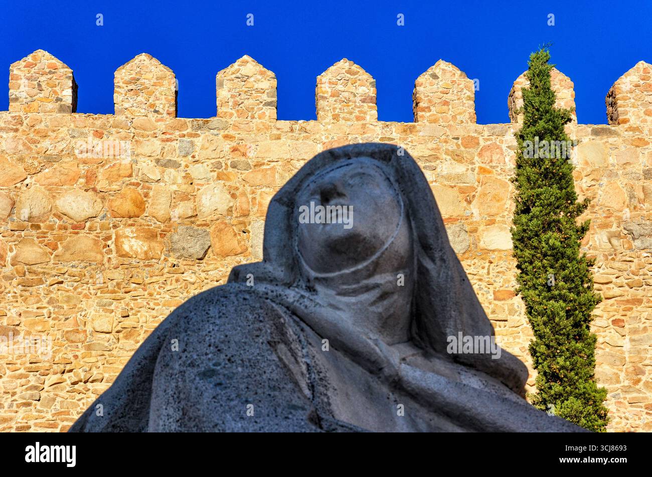 Sagoma graziosa: Santa Teresa contro la parete di Ávila, retroilluminazione Foto Stock