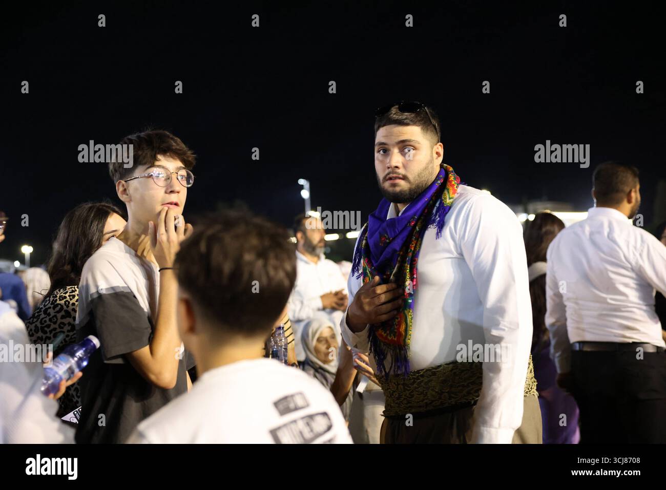 Il pubblico guarda esibizioni di musica dal vivo durante la Fiera Internazionale di Damasco in Siria i membri del pubblico si godono una performance musicale durante la Fiera Internazionale di Damasco a Damasco, in Siria, alla quale partecipano cittadini locali e ospiti internazionali. Damasco Siria Copyright: XMohammadxBashirxAldaherx Foto Stock