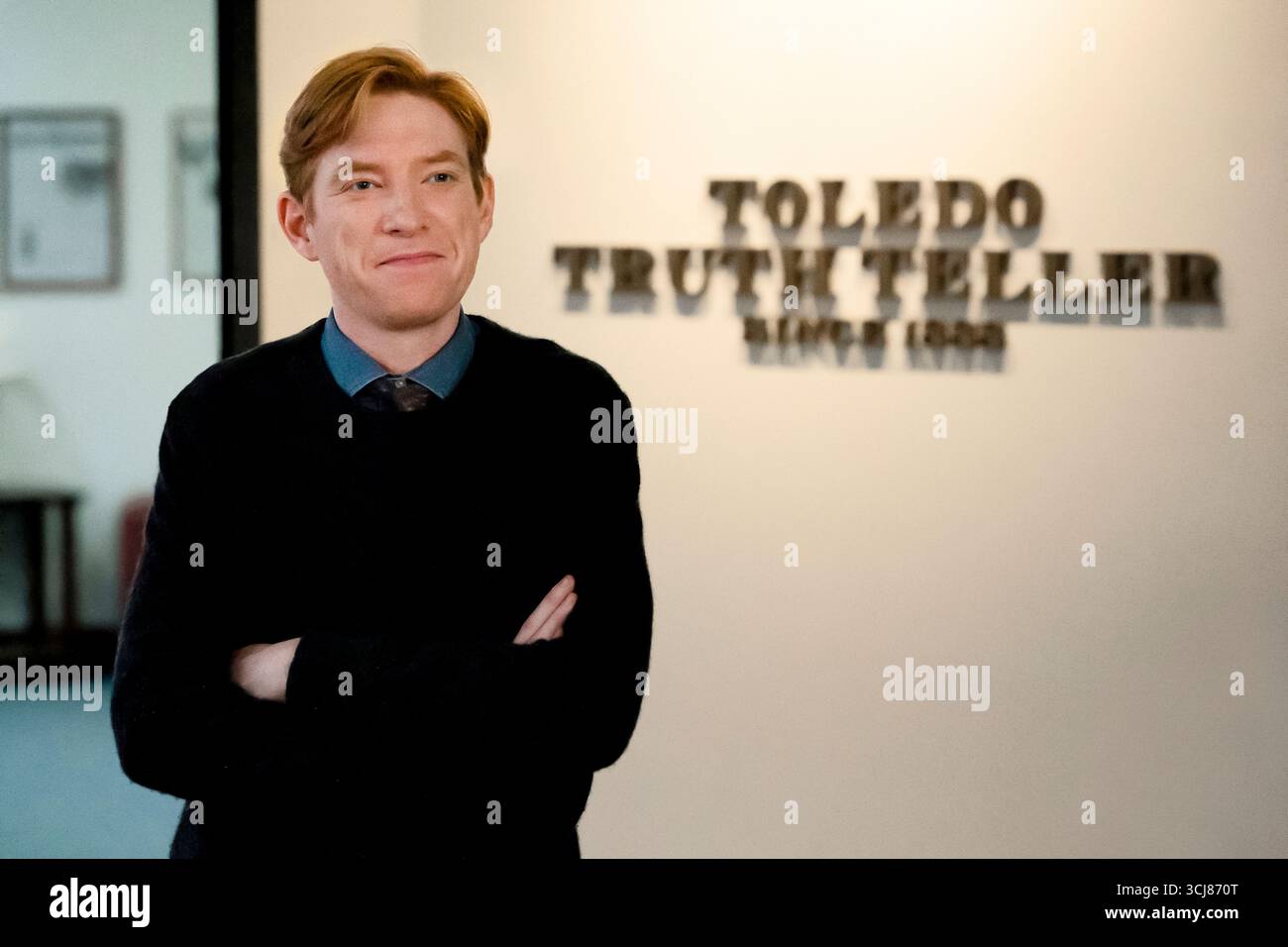 The Paper (2025-) serie TV creata da Greg Daniels e Michael Koman e interpretata da Domhnall Gleeson nel ruolo di Ned Sampson in questo mockumentary comico che segue lo staff della lotta Toledo Truth-Teller mentre tentano di resuscitare uno storico giornale del Midwest con l'aiuto di giornalisti volontari, ambientato nello stesso universo di "The Office". Foto pubblicitarie SOLO PER USO EDITORIALE. Crediti: BFA / Aaron Epstei / Peacock Foto Stock