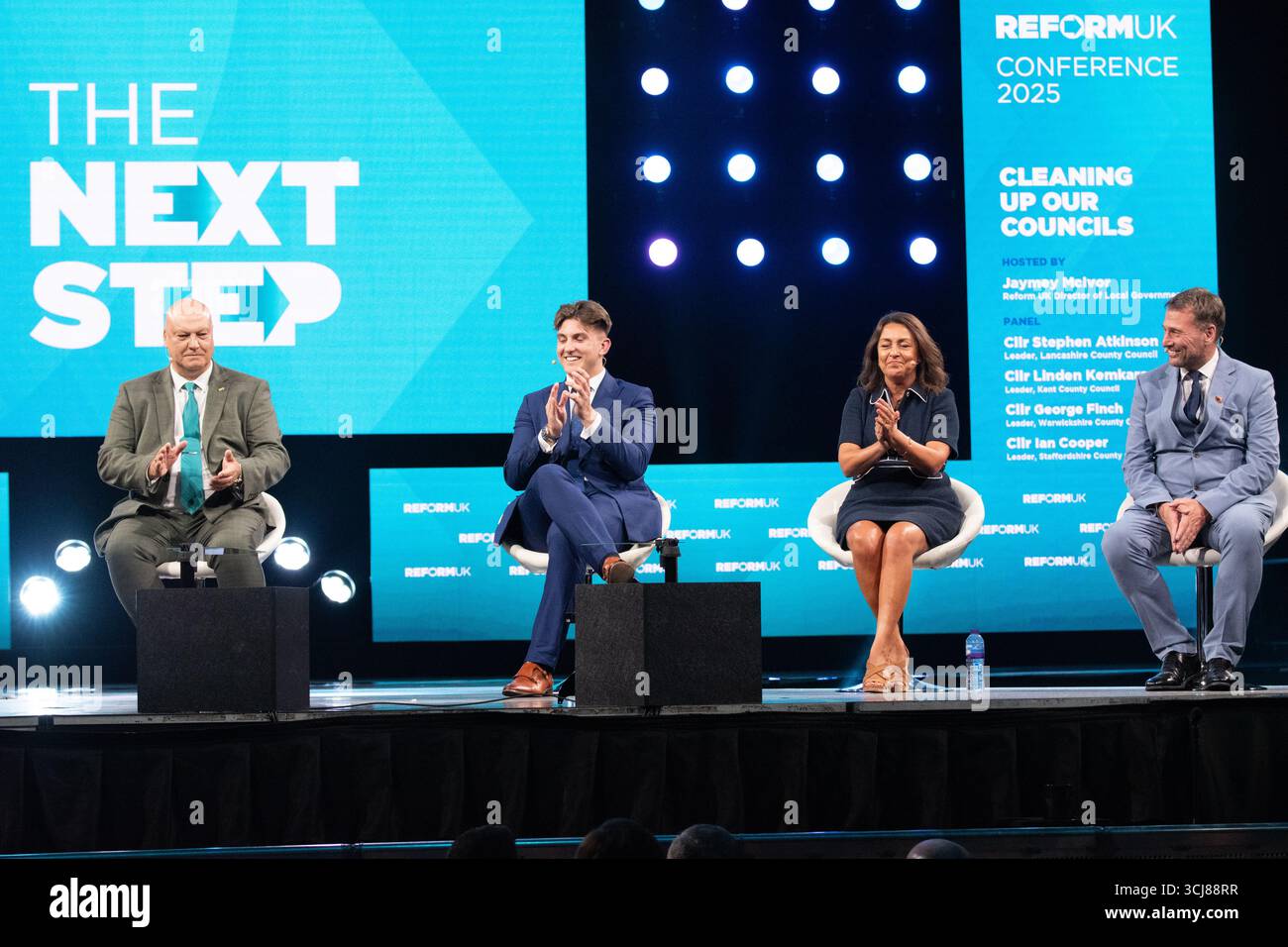 Birmingham, Regno Unito. 5 settembre 2025. Quattro consiglieri per la riforma (l-R) Ian Cooper, Staffordshire, George Finch, Warwickshire, Linden Kemkaran, Kent, e Stephen Atkinson, Lancashire, all'evento con Jaymey McIvor, primo consigliere britannico di riforma dell'Essex, che ha ospitato "imparare dai nostri consigli" alla conferenza Reform UK. Crediti: GaryRobertsphotography/Alamy Live News Foto Stock
