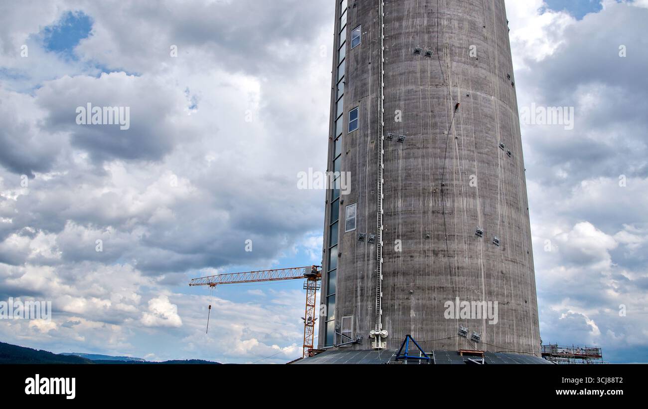 Torre in costruzione con un cielo parzialmente nuvoloso e macchie di blu. Foto Stock