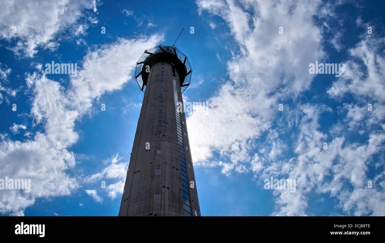 Torre in costruzione con un cielo parzialmente nuvoloso e macchie di blu. Foto Stock