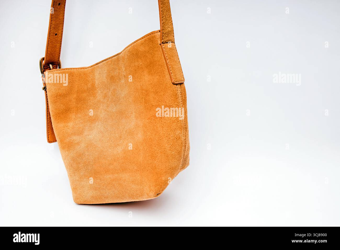 Elegante borsa a spalla in pelle scamosciata dal design semplice, perfetta per l'uso quotidiano su sfondo bianco Foto Stock