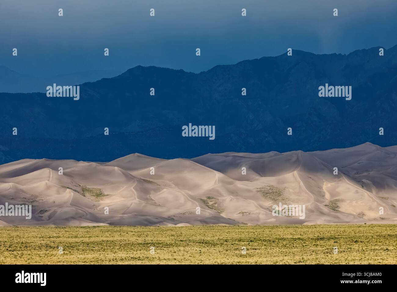 Nuvole di tempesta durante la stagione estiva dei monsoni nel Great Sand Dunes National Park, Colorado, Stati Uniti Foto Stock