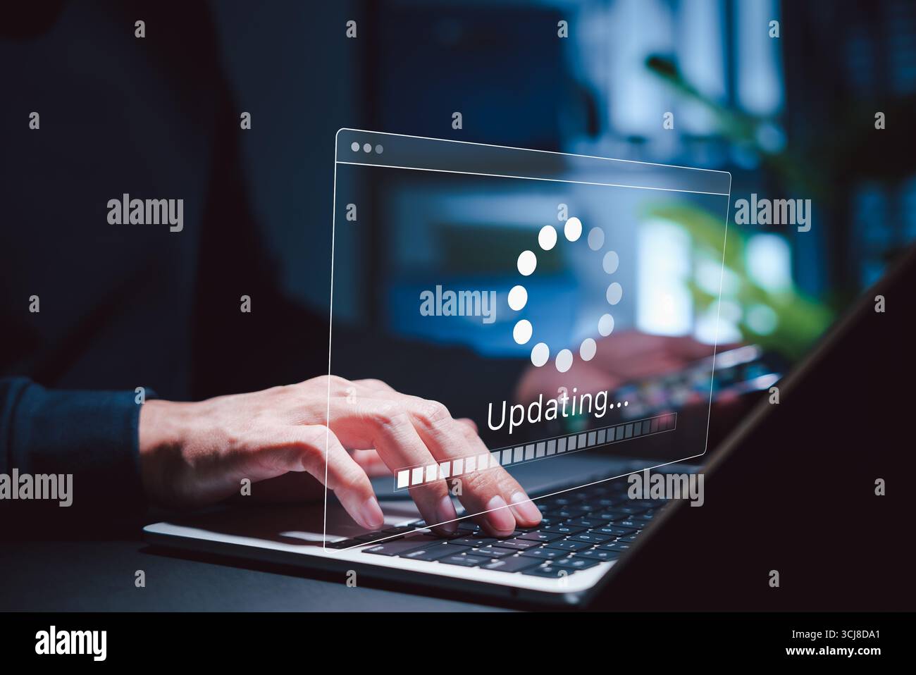 Informazioni sull'aggiornamento software e sull'aggiornamento del sistema. Persona che tiene il telefono mentre utilizza un computer portatile con interfaccia di avanzamento dell'aggiornamento software e sicurezza, tecnologia Foto Stock
