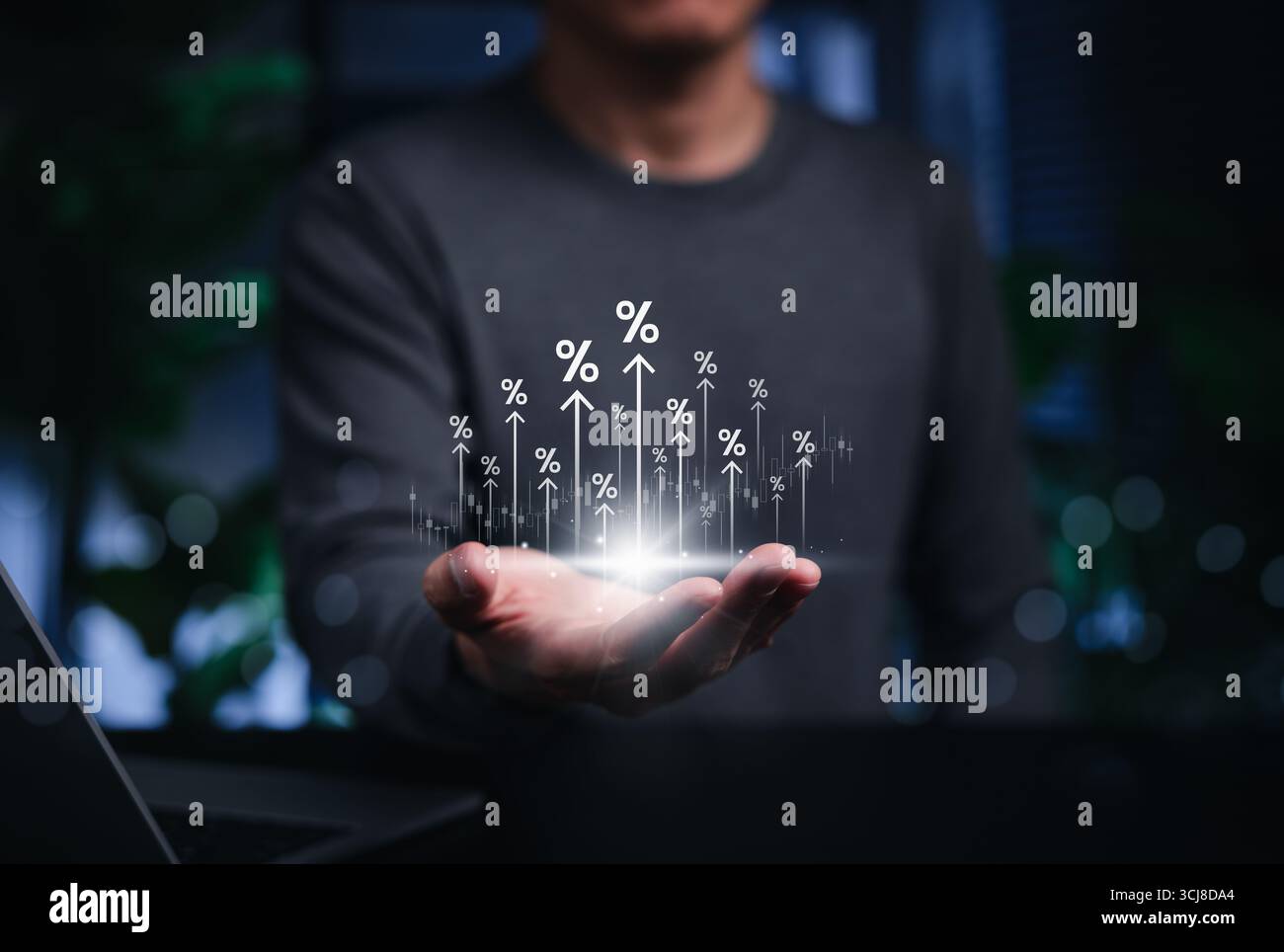Uomo d'affari che detiene un grafico digitale di crescita con simboli percentuali crescenti, che rappresenta l'aumento dei tassi di interesse, la crescita finanziaria, il rendimento degli investimenti, Foto Stock
