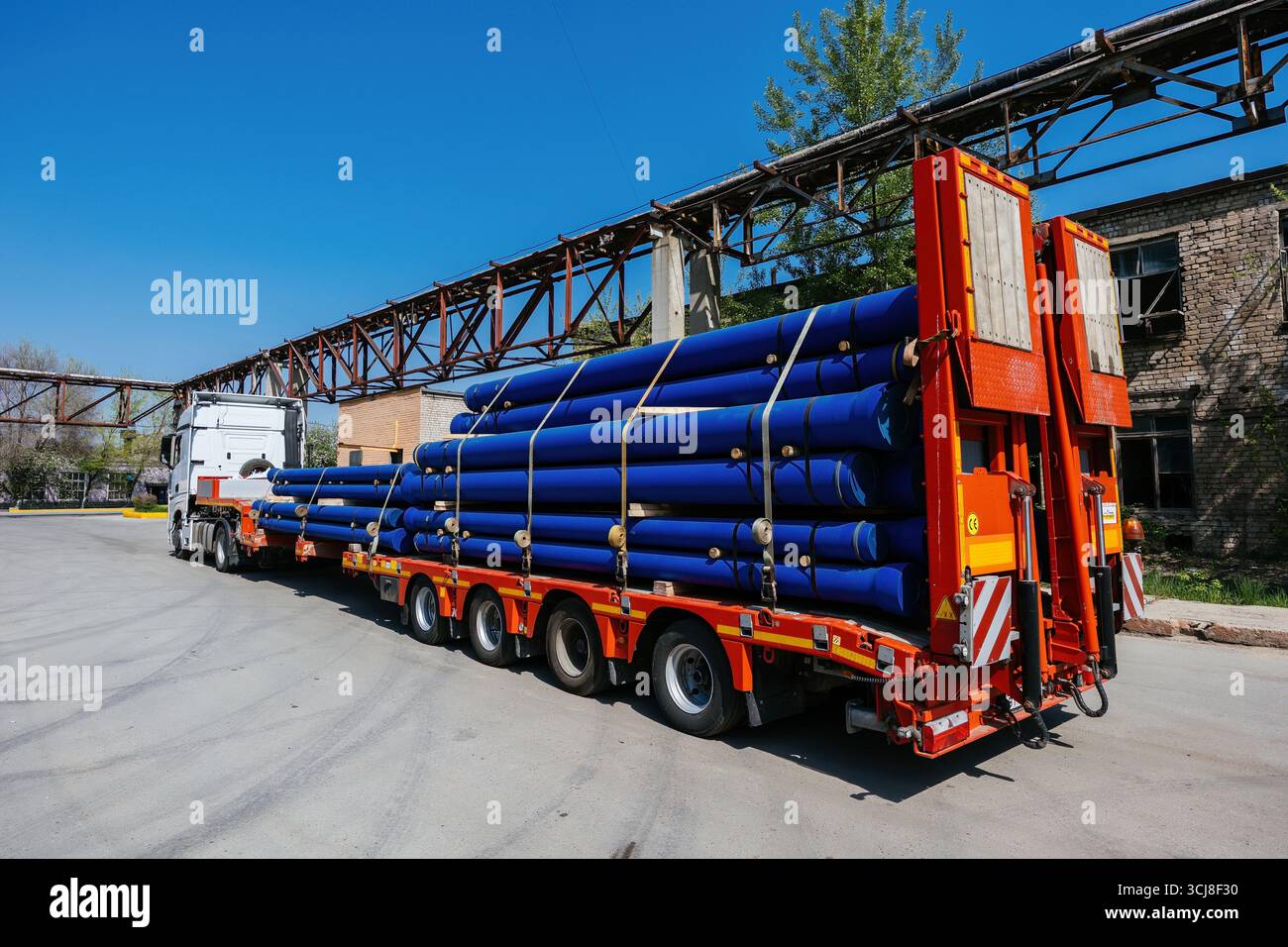Trasporto di tubi in ghisa tramite camion. Foto Stock