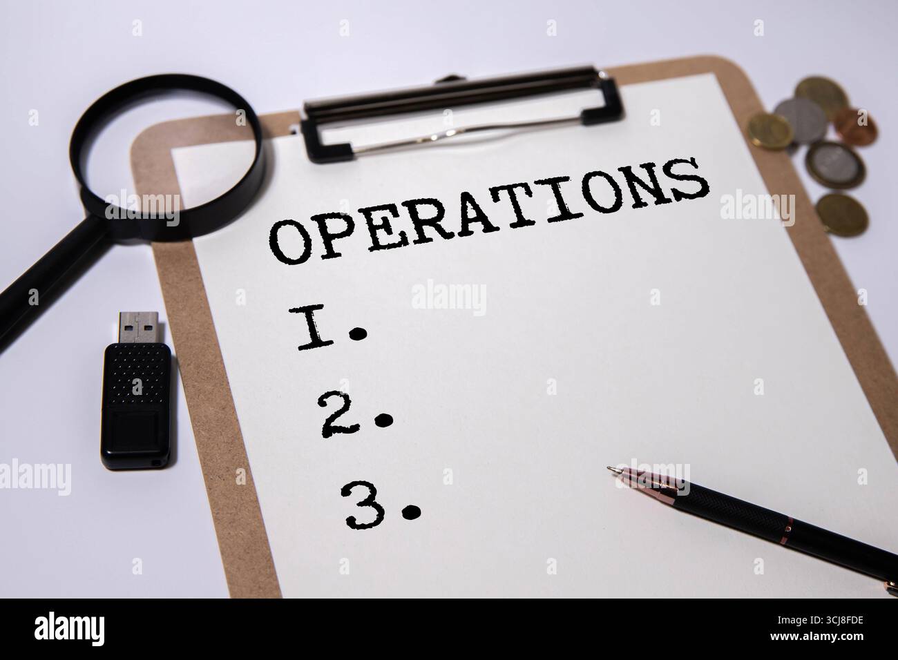 Calcolatrice e nota adesiva con il numero 123 su sfondo rosso Foto Stock