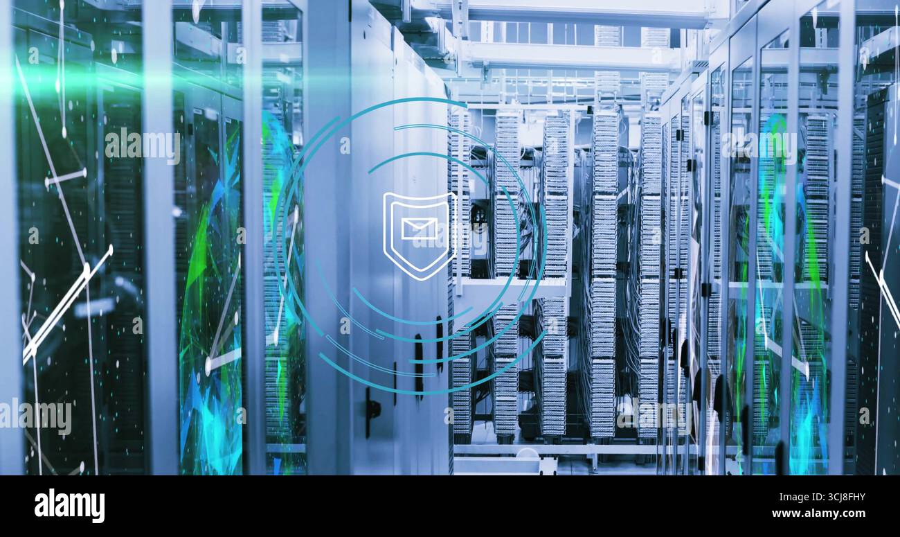 Illuminazione dei rack server centrali che mostrano l'icona dello scudo con l'involucro nel corridoio del data center Foto Stock