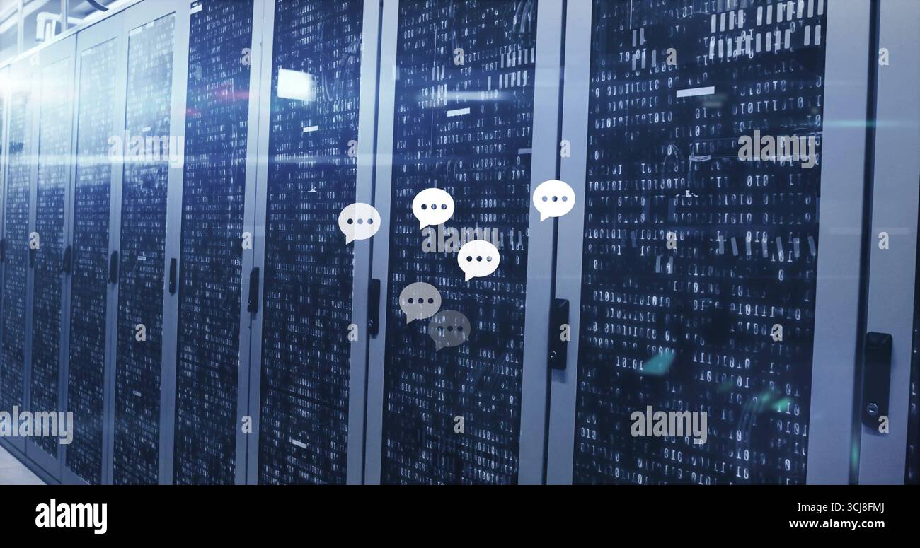Presentazione di una fila di armadi rack per server con LED di stato nella corsia del data center, con sovrapposizioni chat Foto Stock