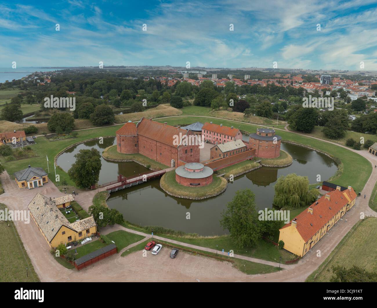 Vista aerea ravvicinata del castello di Landskrona fatto di mattoni, protetto da fossato riempito d'acqua in Svezia Foto Stock