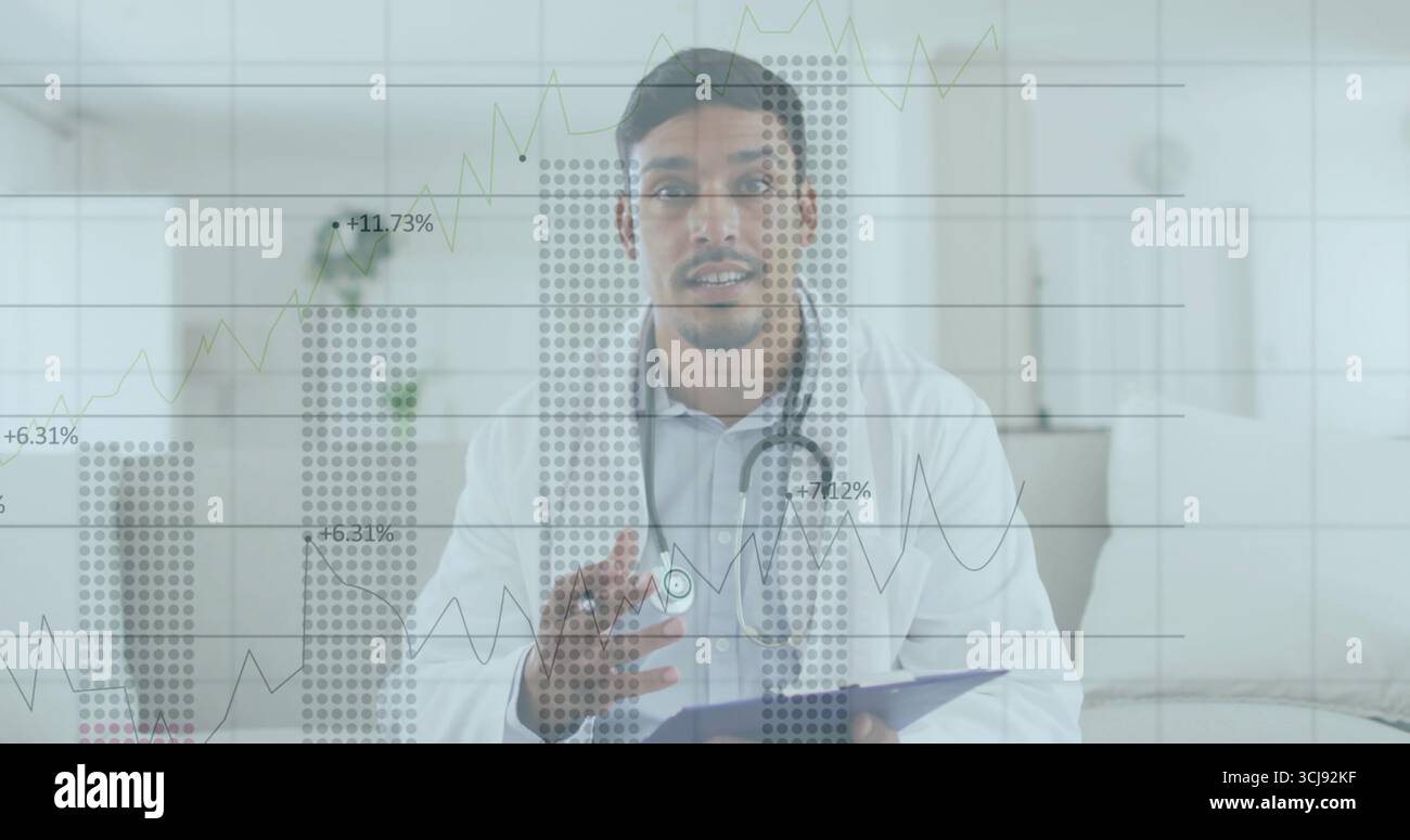 Mostra i gesti del medico dell'Asia meridionale a casa, con stetoscopio a penna per appunti e grafici dei dati Foto Stock