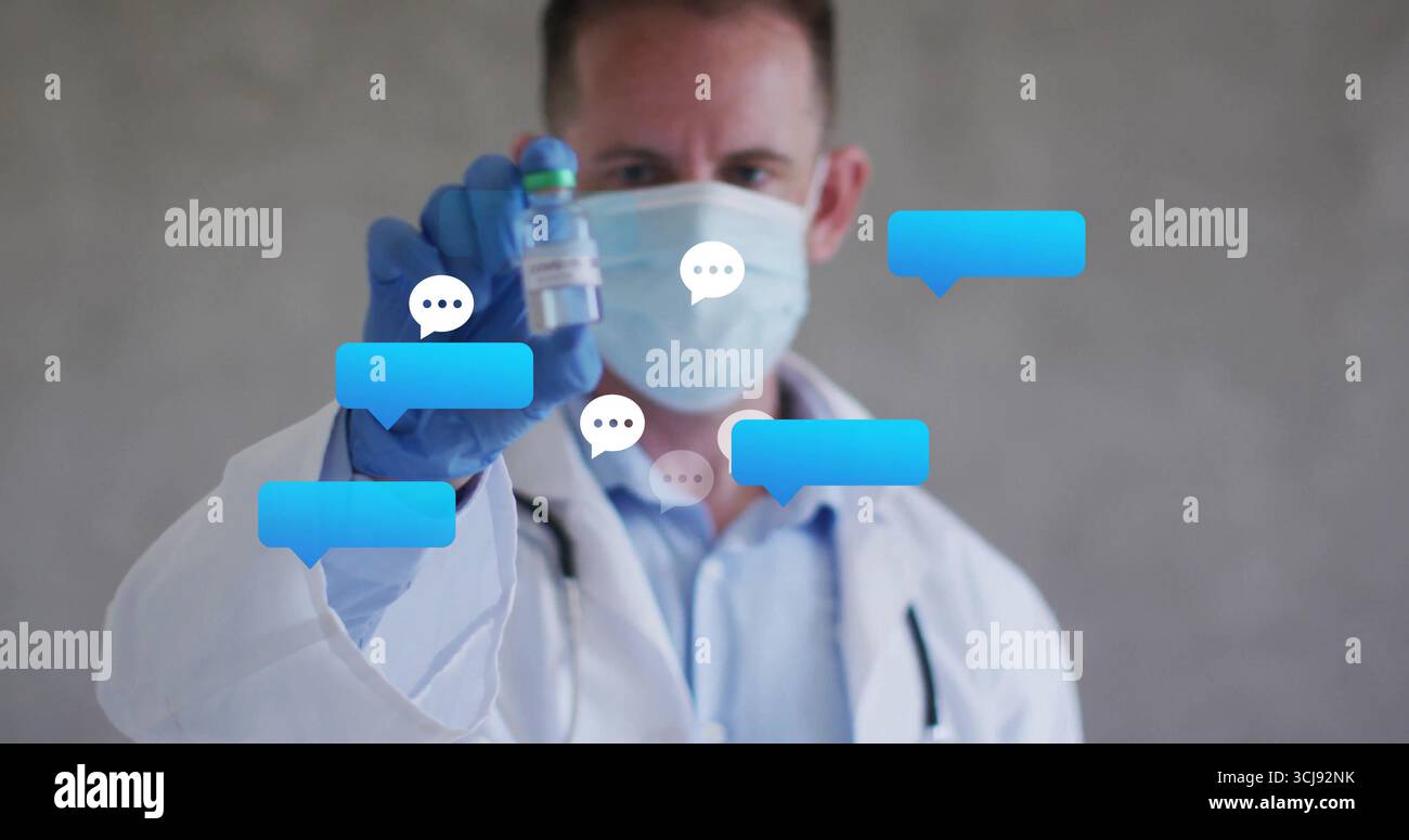 Il medico che indossa maschera e guanti che trattengono fiala di vetro in clinica, con bolle di chat digitale Foto Stock