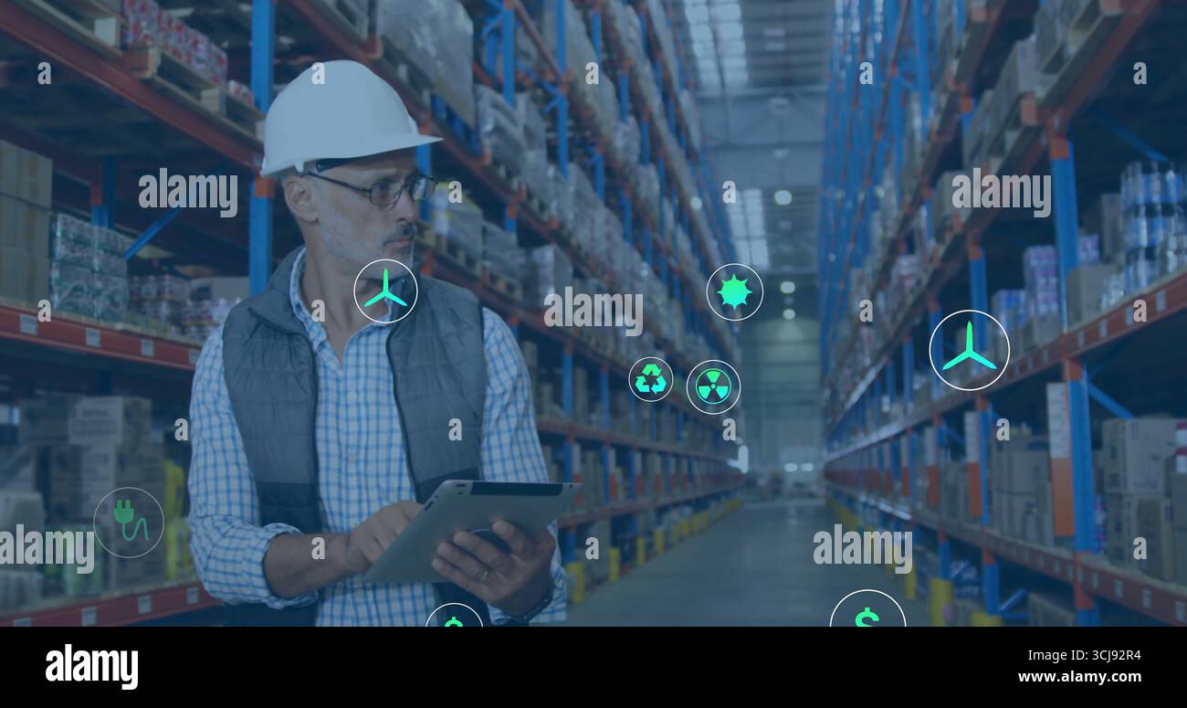 Responsabile in piedi con giubbotto bianco che controlla lo stock su tablet in magazzino, con icone digitali Foto Stock