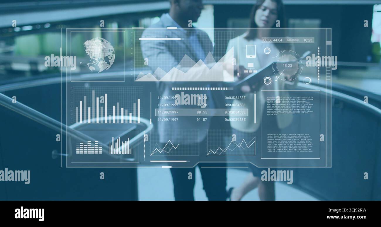 Professionisti in abiti e abiti grigi studiando interfaccia nell'atrio aziendale con appunti Foto Stock