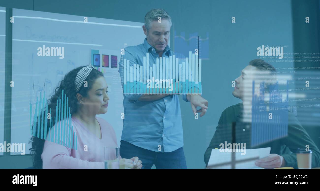 Presentazione di gesti da uomo maturo nella sala riunioni, con grafici finanziari proiettati su lavagna bianca Foto Stock