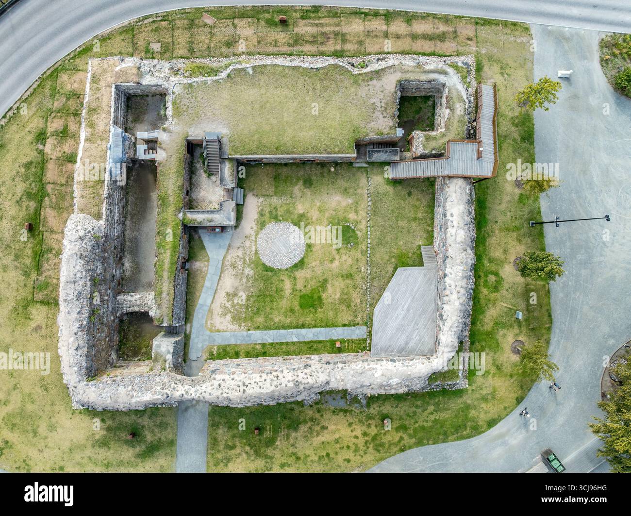 Vista aerea del castello di Stegeholm a Vastervik in Svezia. Piccola roccaforte di forma quadrata in rovina che controlla le vie d'acqua Foto Stock