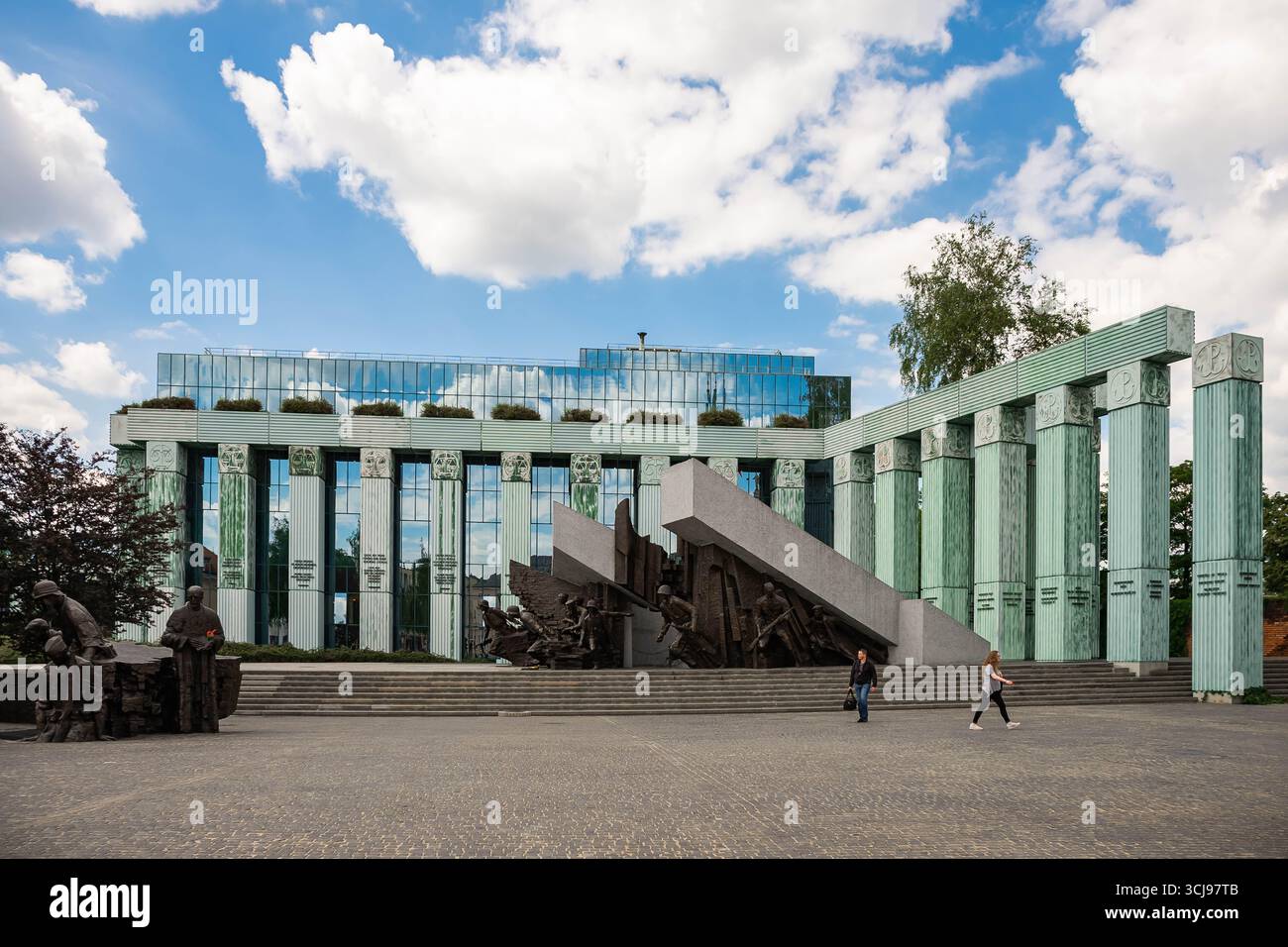 Varsavia, Polonia - 25 giugno 2015 - moderno tribunale con facciata in vetro riflettente ed elementi scultorei unici. Foto Stock