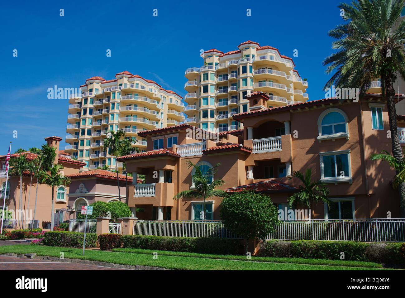 Vista panoramica sul lungomare Condos Greenery Vinoy Basin. Uso editoriale solo 2 settembre 2025 St. Petersburg, Florida, USA. Splendida vista sul mare lu Foto Stock