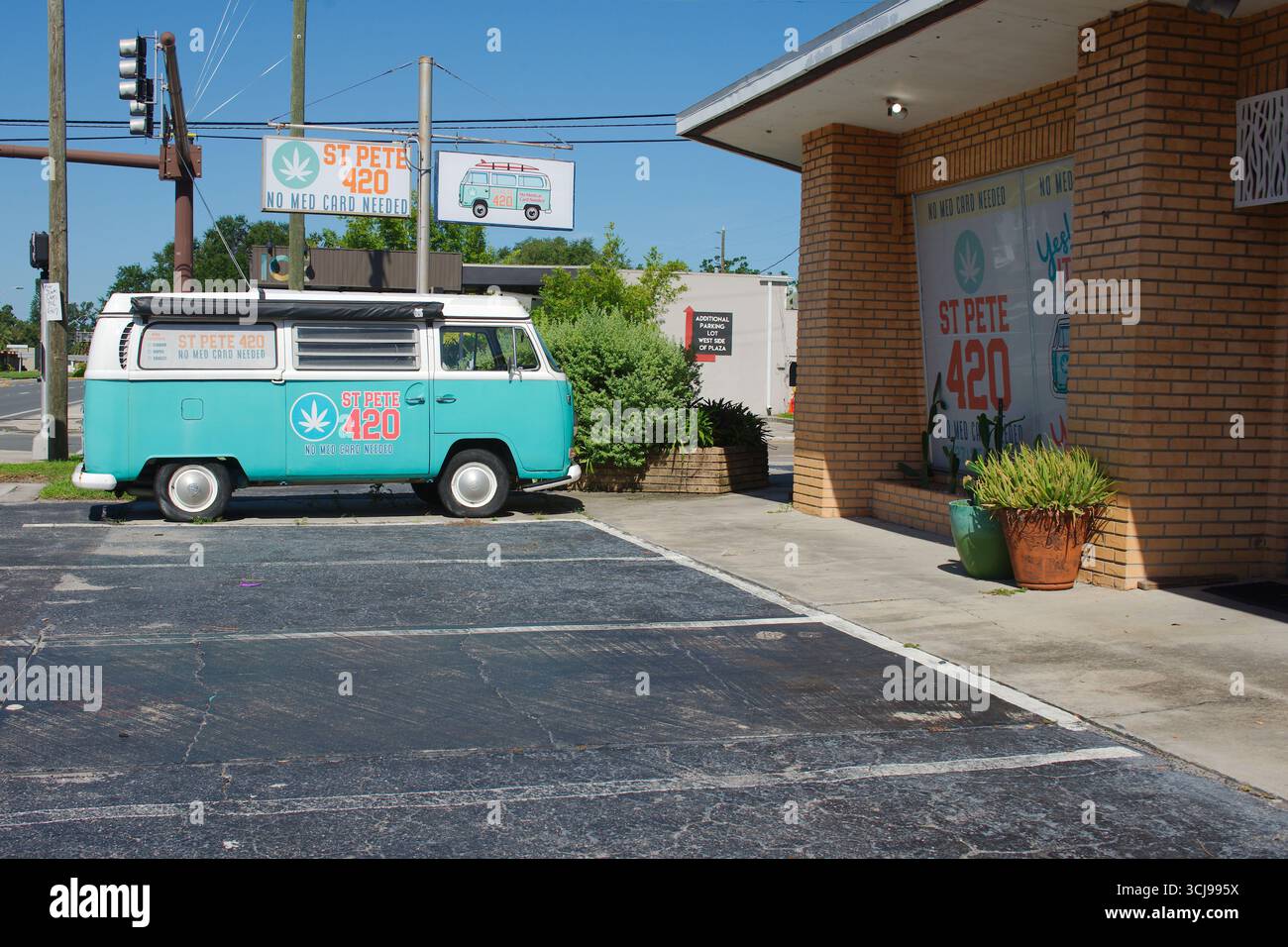 VW retro Volkswagen Van per la pubblicità di prodotti di Cannabis 420 in un giorno di sole. Uso editoriale solo 2 settembre 2025 St. Petersburg, Florida, USA. Cann. Color ottanio Foto Stock